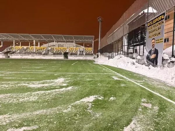 Van, Bitlis ve Çevrelerinde Kar Nedeniyle Ulaşımda Kesintiler Yaşanıyor