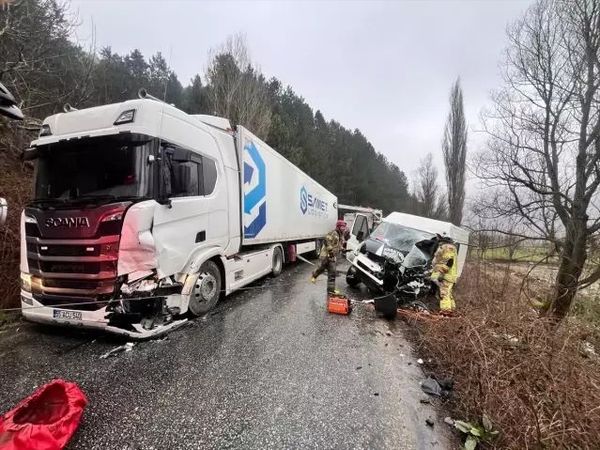 Ödemiş'te Tır ile Minibüs Çarpıştı: 2 Kişi Yaralandı