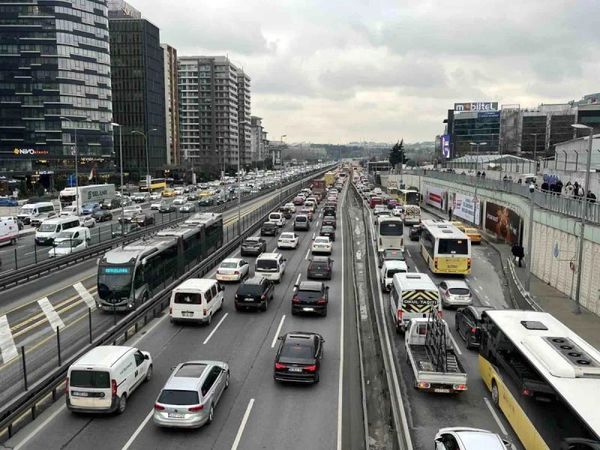 İstanbul'da İftar Öncesi Trafik Yoğunluğu Yüzde 87'ye Ulaştı