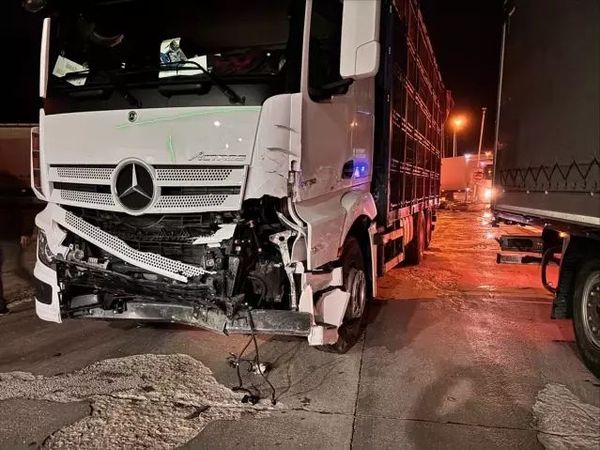 Afyonkarahisar Sinanpaşa'da Tır ile Ticari Araç Çarpıştı: 1 Ölü, 1 Yaralı