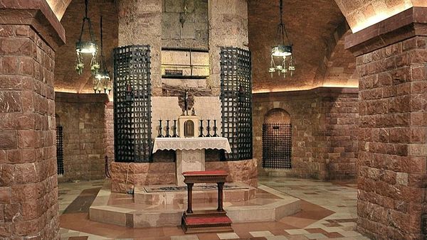 Assisi'de Aziz Francesco'nun Kemikleri 800. Ölüm Yılı Anısına Ziyarete Açıldı