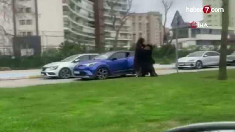 Pendik Kurtköy'de Kadın Sürücüler Arasında Sokak Ortasında Kavga Kamerada