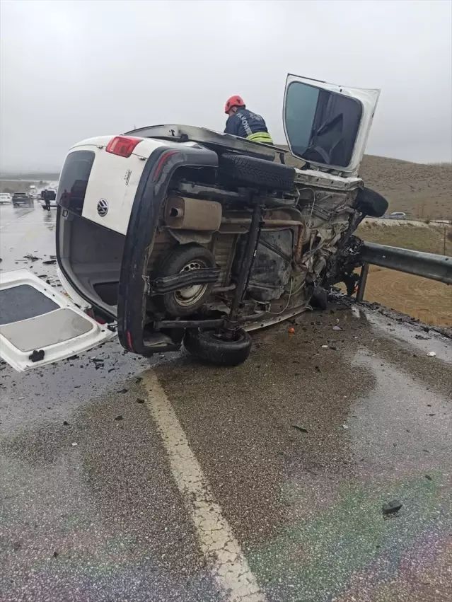 Konya'da Trafik Kazasında 2 Kişi Hayatını Kaybetti, 4 Yaralı Var
