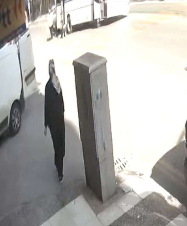 Manisa'da Minibüsün Altında Kalan Adam Ağır Yaralandı