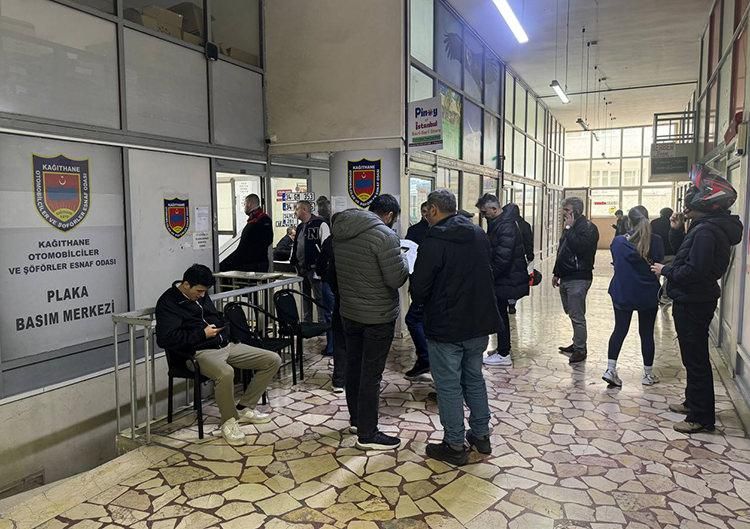 Plaka Basım Merkezlerinde Yoğunluk Arttı: Sürücüler Yeni Plaka İçin Sıraya Girdi