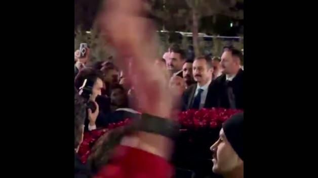 Gençlerden Cumhurbaşkanı Erdoğan'a Çiçekli Doğum Günü Sürprizi