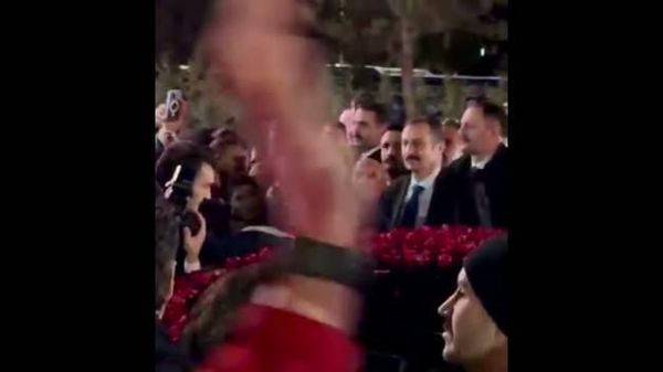 Gençlerden Cumhurbaşkanı Erdoğan'a Çiçekli Doğum Günü Sürprizi