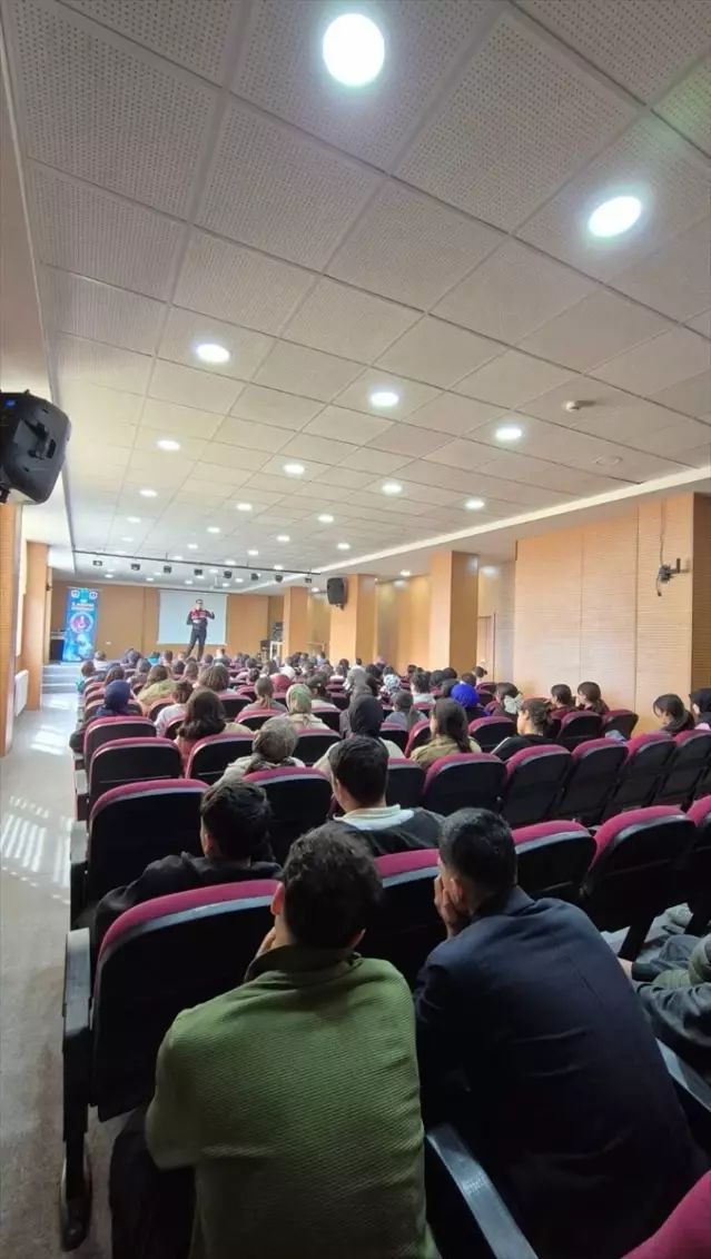 Muradiye'de Öğretmen ve Öğrencilere Siber Güvenlik Eğitimi Verildi