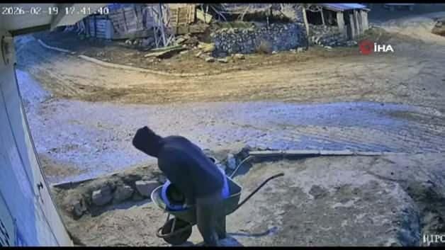 Amasya'da El Arabasından Süt Dökülen Genç Kameraya Yansıdı