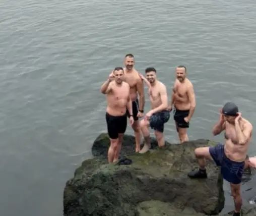 Samsun'da Soğuk Havalarda Denize Giren Grup Sosyal Medyada Paylaştı