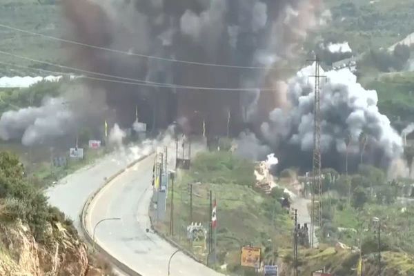 İsrail, Lübnan'daki Kasımiye Köprüsü'nü Hedef Alarak Bombaladı