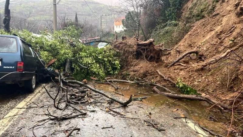 Ödemiş'te Heyelan: Park Halindeki Araç Göçük Altında Kalarak Hurdaya Döndü
