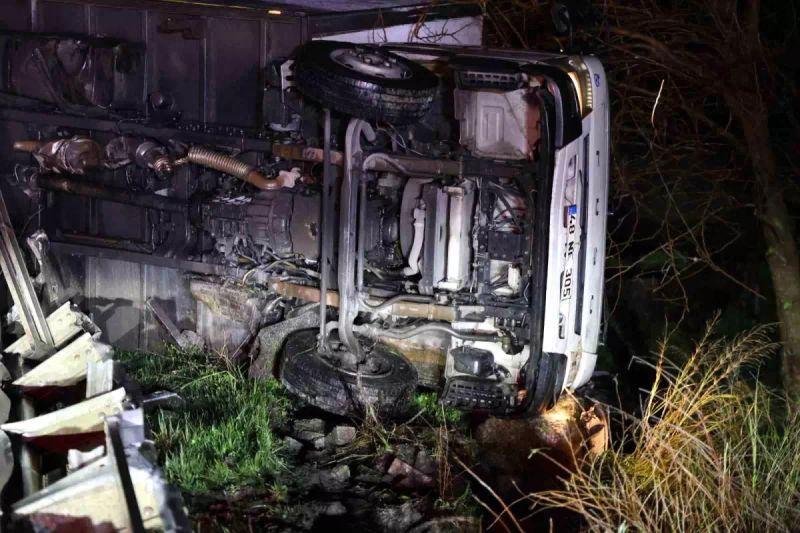 Aydın-Muğla Yolunda Kamyon Bariyerlere Çarparak Askıda Kaldı, Sürücü Hafif Yaralandı