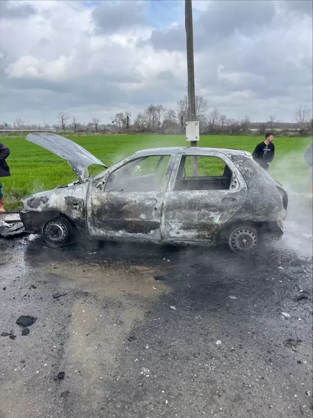Bafra'da Seyir Halindeki Otomobilde Yangın Çıktı