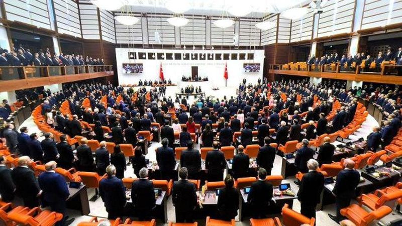 Meclis'e Yeni Kanun Teklifi: Doğum İzni Uzatılıyor, 15 Yaş Altına Sosyal Medya Yasağı Geliyor