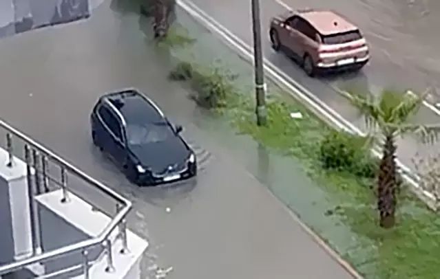 Adana'da Yoğun Sağanak Yağış Yolları Göle Çevirdi