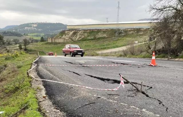 Selendi'deki Şiddetli Yağışlar Yol Çökmesine Yol Açtı