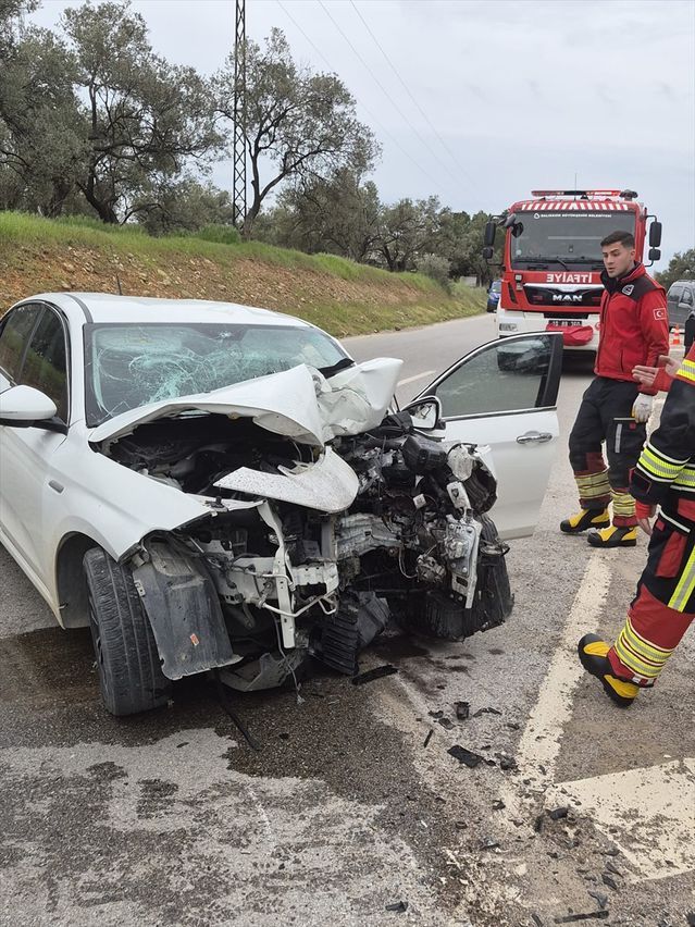 Ayvalık'ta Direğe Çarpan Araçta 3 Kişi Yaralandı