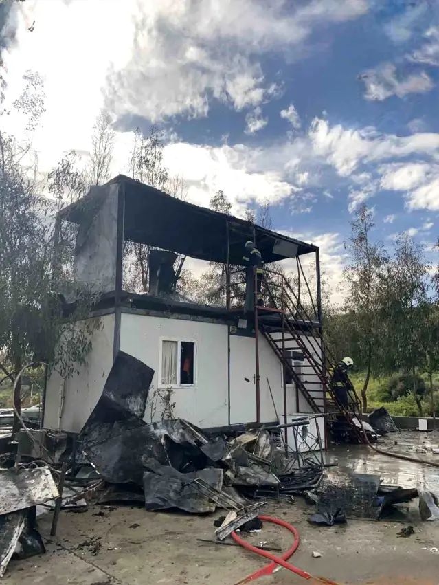 Bodrum'da Konteyner Yangını: Üst Konteyner Kullanılamaz Duruma Geldi