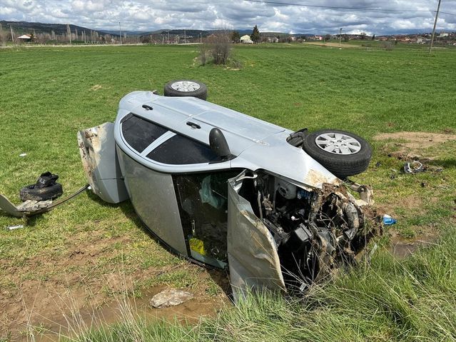 Uşak'ta Otomobilin Tarlaya Devrilmesi Sonucu 4 Kişi Yaralandı