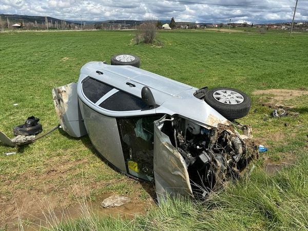 Uşak'ta Otomobilin Tarlaya Devrilmesi Sonucu 4 Kişi Yaralandı