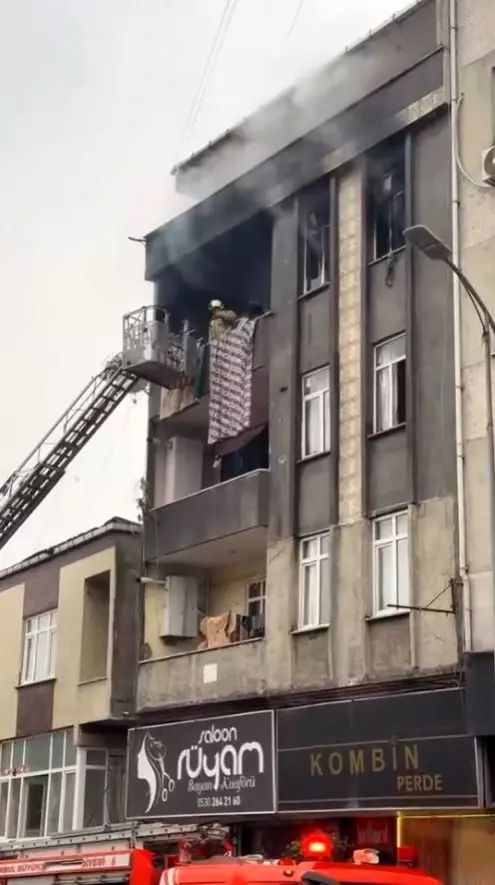 Küçükçekmece'de Binanın Çatı Katında Çıkan Yangında 5 Kişi Kurtarıldı