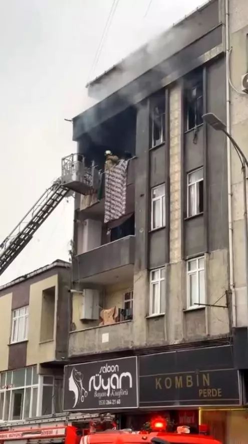 Küçükçekmece'de Binanın Çatı Katında Çıkan Yangında 5 Kişi Kurtarıldı