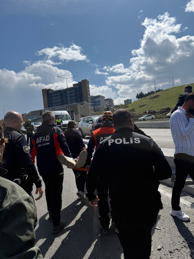 Atakum'da Devrilen Minibüsün Sürücüsü Yaralandı