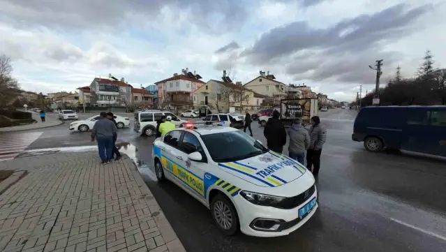 Karaman'da Hafif Ticari Araç ve Otomobil Çarpıştı: 1 Kişi Yaralandı