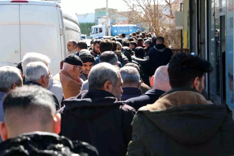 Diyarbakır'da APP Plaka Değişimi İçin Uzun Kuyruklar Oluştu