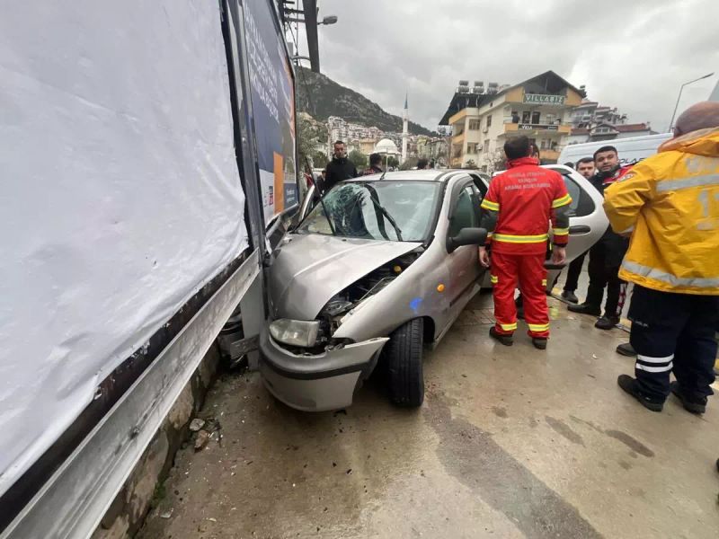 Fethiye'de Otomobil İstinat Duvarına Çarptı: 1 Ölü, 3 Yaralı