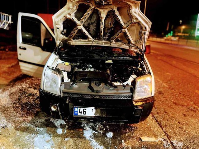 Kahramanmaraş'ta İki Ayrı Araç Yangını İtfaiye Müdahalesiyle Söndürüldü