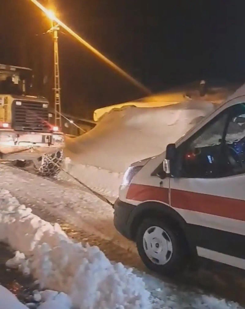Yoğun Kar Engeline Rağmen Hamile Kadın 5 Saatte Hastaneye Ulaştırıldı
