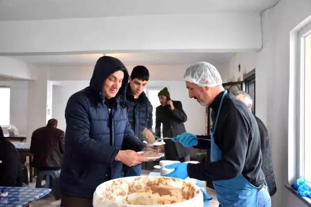 Hendek Dikmen Mahallesi'nde 117 Yıllık Bayramlaşma ve Keşkek Geleneği Sürüyor