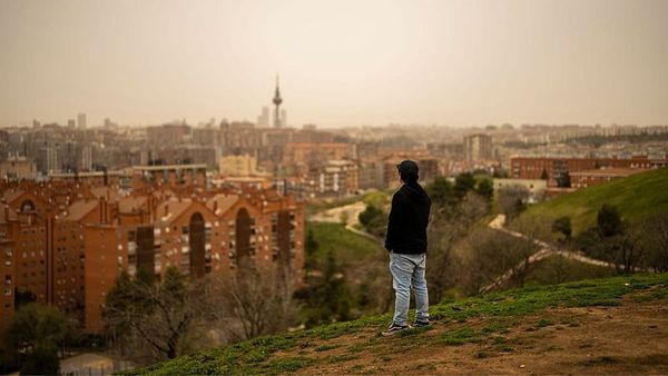 Sahra Tozu Avrupa Semalarını Turuncuya Boyuyor: Hava Kalitesi Risk Altında