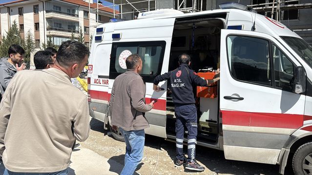 Kütahya'da İnşaatta Dördüncü Kattan Düşen İki İşçi Ağır Yaralandı