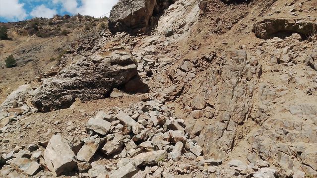 Torul'da Heyelan Nedeniyle Grup Yolu Trafiğe Kapatıldı
