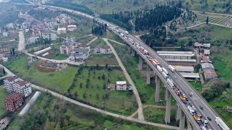 Kocaeli TEM Otoyolu'nda 2 TIR ve 2 Otomobilin Karıştığı Kaza Trafiği Aksattı