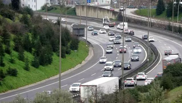 Kocaeli TEM Otoyolu'nda Ramazan Bayramı Dönüş Trafiği Yoğunlaştı