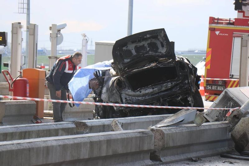 Kuzey Marmara Otoyolu'nda Bariyere Çarpan Araç Alev Aldı, Sürücü Hayatını Kaybetti