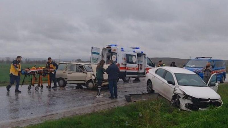 Çorum Alaca'da İki Araç Çarpıştı: 3 Kişi Yaralandı