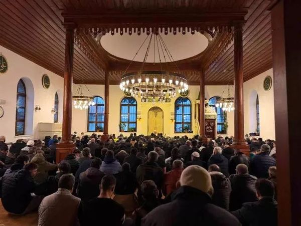 700 Yıllık Orhan Camii'nde Ramazan Bayramı Coşkusu Yaşandı