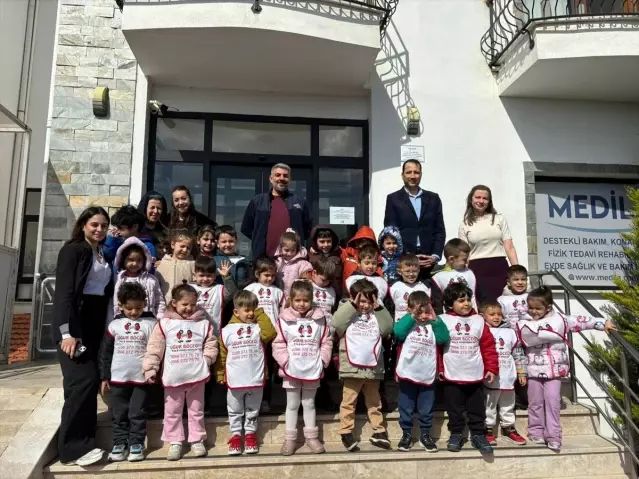 Edremit'teki Kreş Öğrencileri Yaşlılar Haftasında Bakım Merkezini Ziyaret Etti
