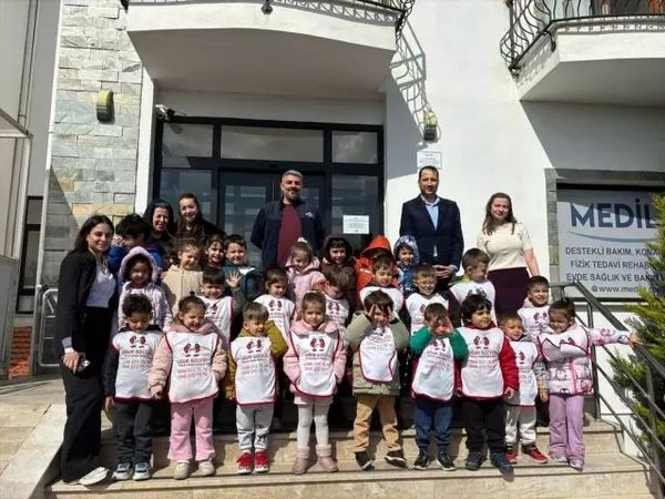 Edremit'teki Kreş Öğrencileri Yaşlılar Haftasında Bakım Merkezini Ziyaret Etti