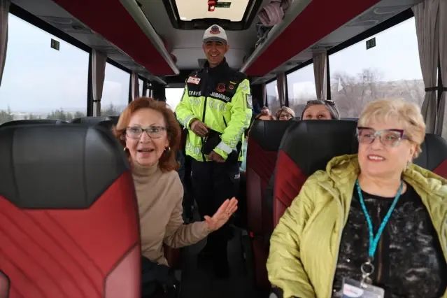 Jandarma Kapadokya'da Bayramda Sürücüleri Şeker ve Kolonyayla Karşıladı