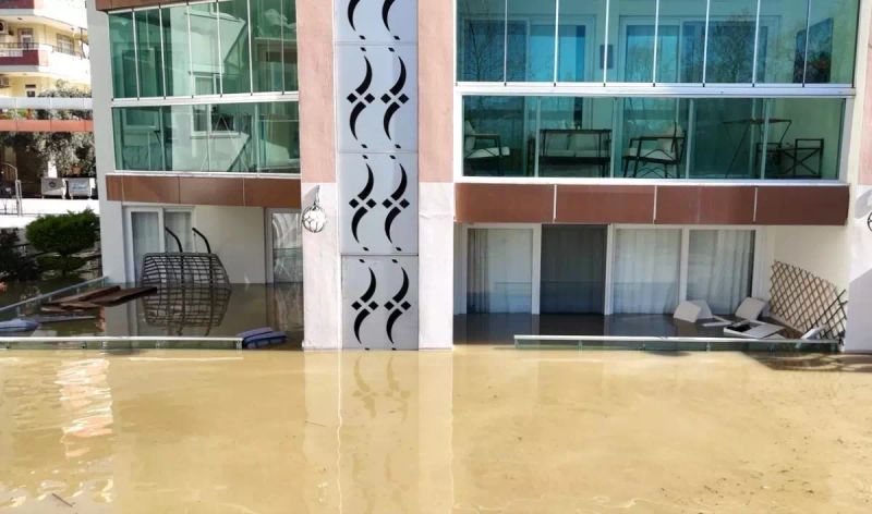 Alanya'daki Sağanak Sonrası Taşan Çayda İşletme Yıkıldı, Köpek Kurtarıldı