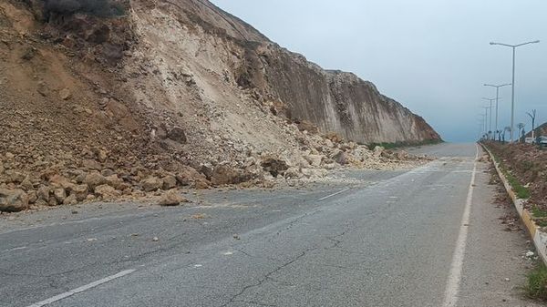 Batman Üniversitesi Yolunda Heyelan Ulaşımı Tek Şeride Düşürdü