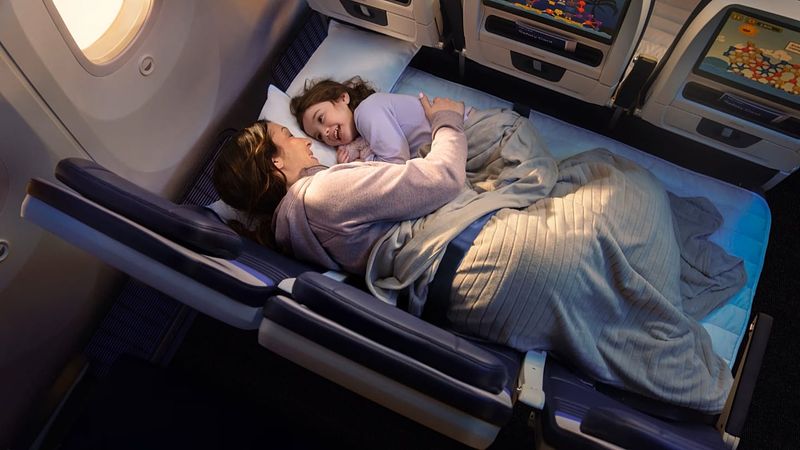 United Airlines, Ekonomi Sınıfında Yatak Konforu Sunan Relax Row Hizmetini Tanıttı