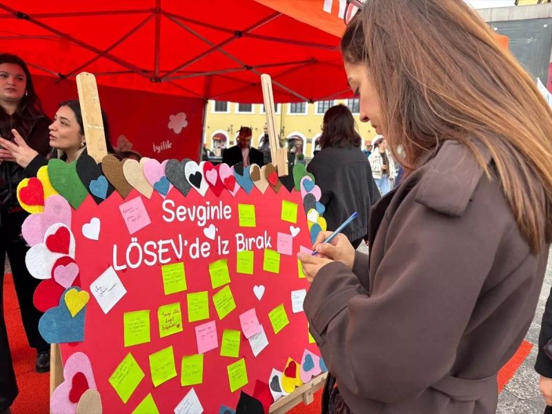 LÖSEV Samsun Ofisi Sevgi Günü’nde Lösemiye Farkındalık Etkinliği Düzenledi