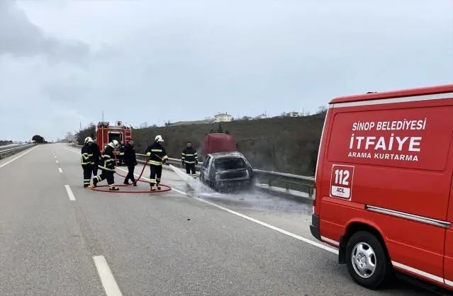 Sinop'ta Seyir Halindeki Otomobilde Yangın Çıktı: 2 Kişi Yaralandı